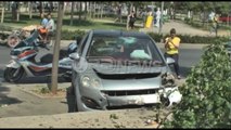 Ora News –  Aksident në qendër të Tiranës, makina përplaset me bordurën anësore