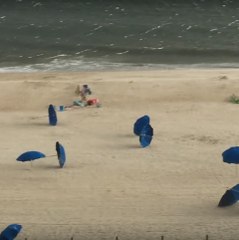 Strong winds catch beachgoers by surprise!