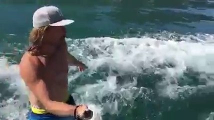 Il fait du wakesurf derrière son bateau alors qu'il est tout seul !