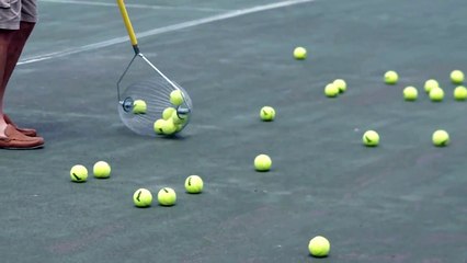Un rouleau qui ramasse les balle de tennis