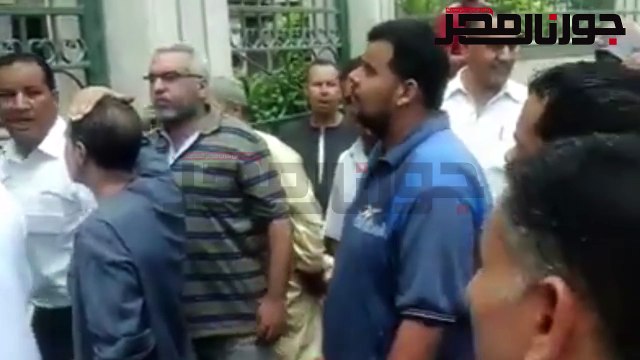 بسبب الصرف الصحى.. تجمهر أهالى قرية بالغربية أمام المحافظة