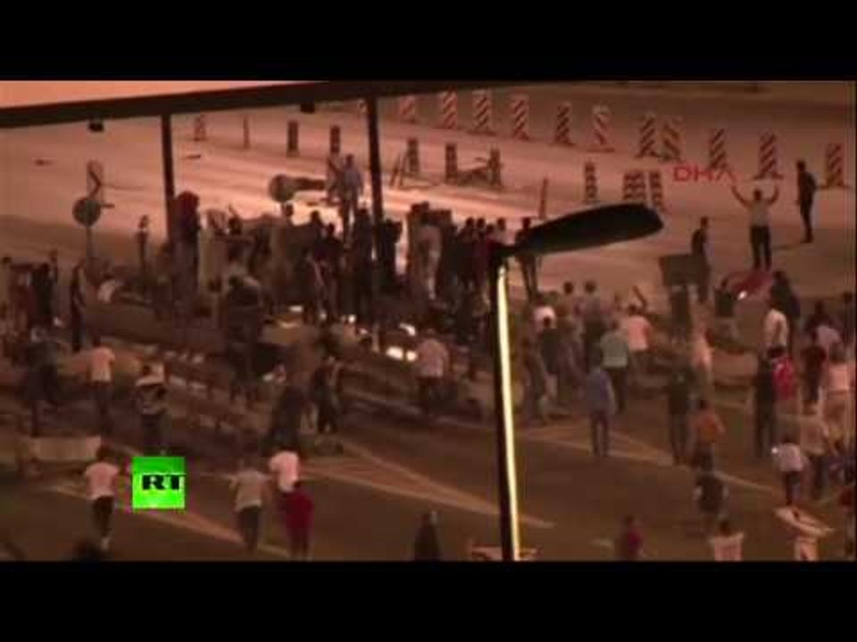 Turkey coup: Istanbul citizens blockade armored vehicles as military opens fire