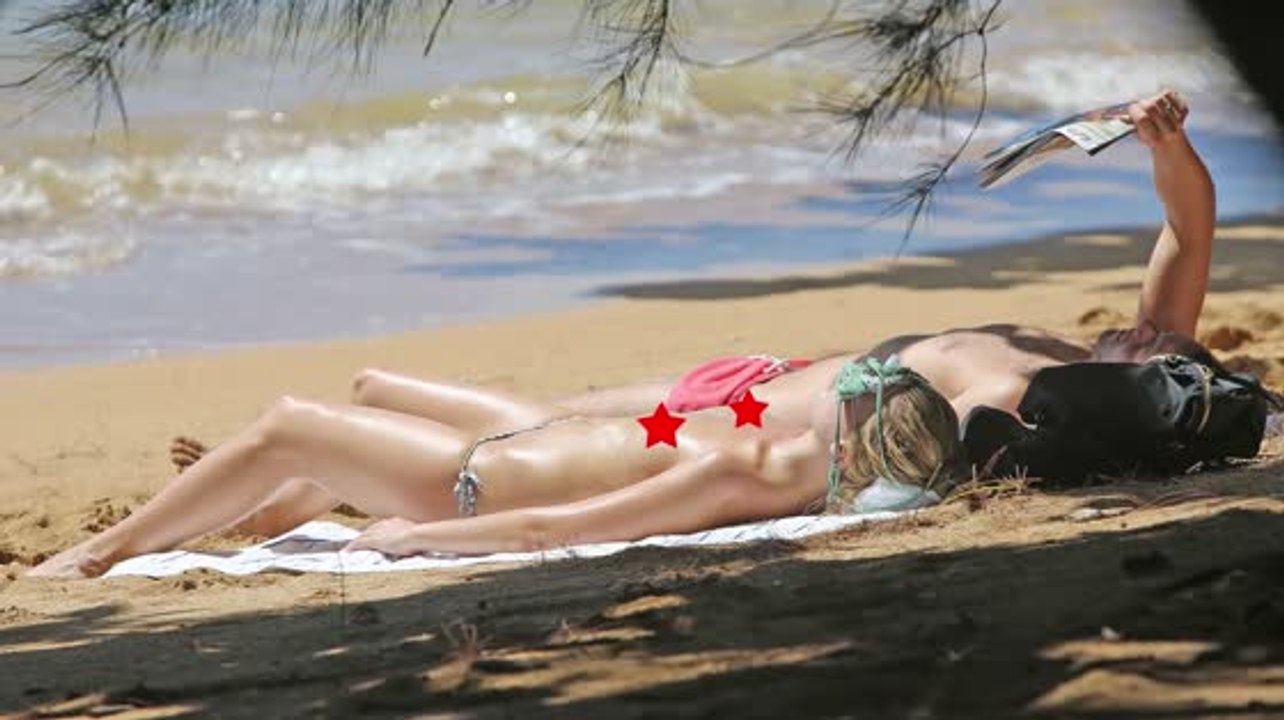 Margot Robbie oben ohne am Strand von Hawaii