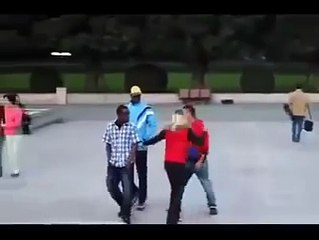 Imigranci atakują chłopaka i dostają odpowiednią nauczkę Warto zobaczyć