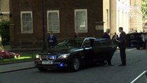 جون كيري يرتطم بالباب الأسود الشهير لمقر رئاسة الوزراء في لندن