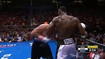 Un boxeur danse alors qu’il se prend des coups par son adversaire
