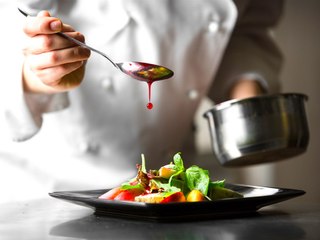 4 Reasons You Should Use a Personal Chef at Home