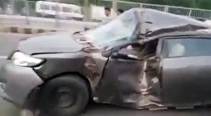 tutti hoyi gaddi v sadak te shi chal rhi aa kmaal di gal aa wese