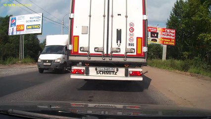 Car Drives on Shoulder in Traffic and Gets Busted By Cop