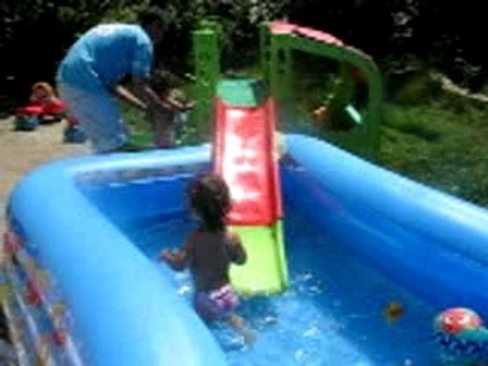 Toboggan pour la piscine ! Vidéo Dailymotion