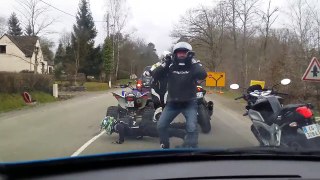 Deux motards et un pilote de quad se tapent un gros délire en attendant à un feu rouge !