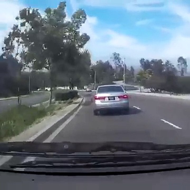 Elle descend sans pression et laisse sa voiture finir sa route sans chauffeur !