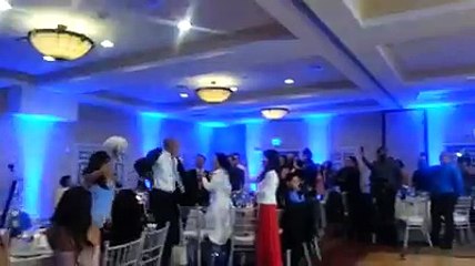 A leur mariage, leur mari fait une pirouette arrière sur sa femme sans faire exprès !