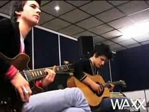 BB Brunes, Dis-moi, acoustique