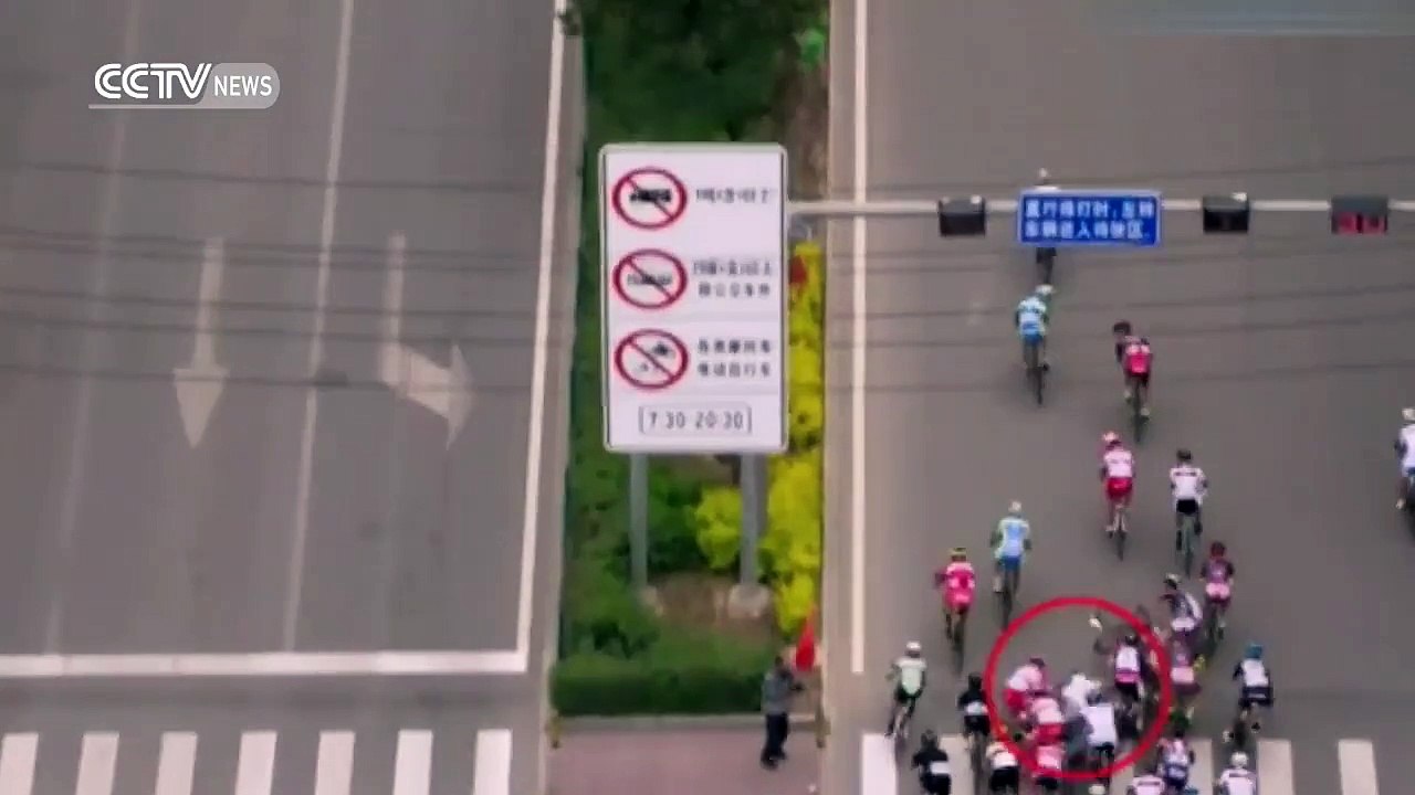 Un spectateur provoque une chute violente du peloton en voulant prendre une photo au milieu de la route ! - cyclisme