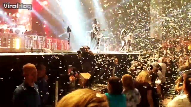 Le guitariste de KISS fait une belle chute en live - Gene Simmons - Bozeman, Montana - Juillet 2016