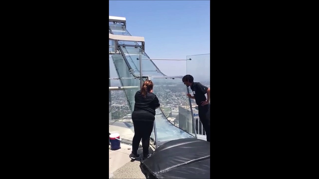 Jolie gamelle d'une mamie qui essai le toboggan Sky space Sky Slide