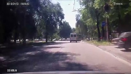 Traîné par un bus ce mec se fait rouler dessus et va bien !
