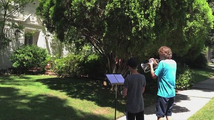 Ils reprennent le thème de Star Wars devant la maison de John Williams
