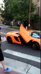 Un skateur casse le parebrise d'une McLaren