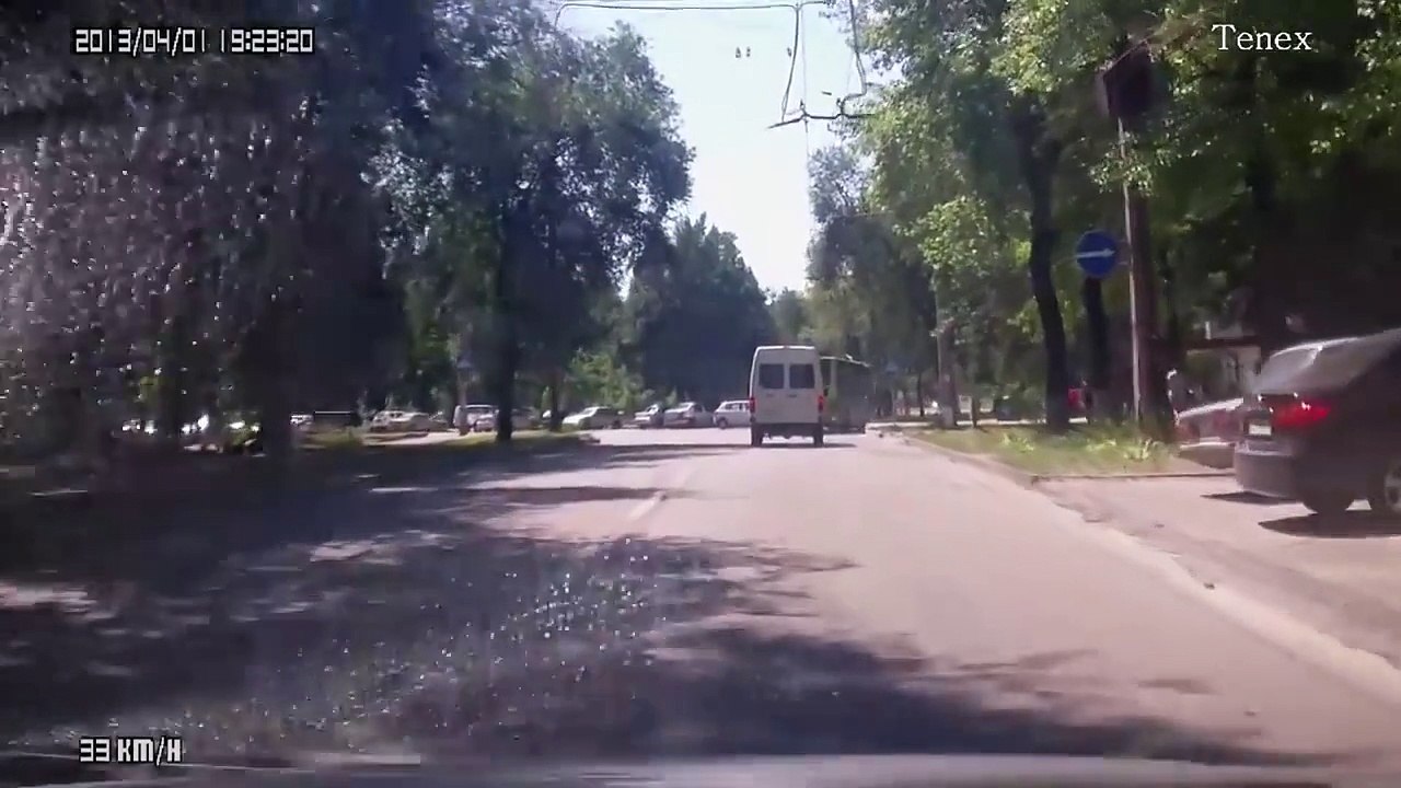Un homme se fait traîner et rouler dessus, et se relève !