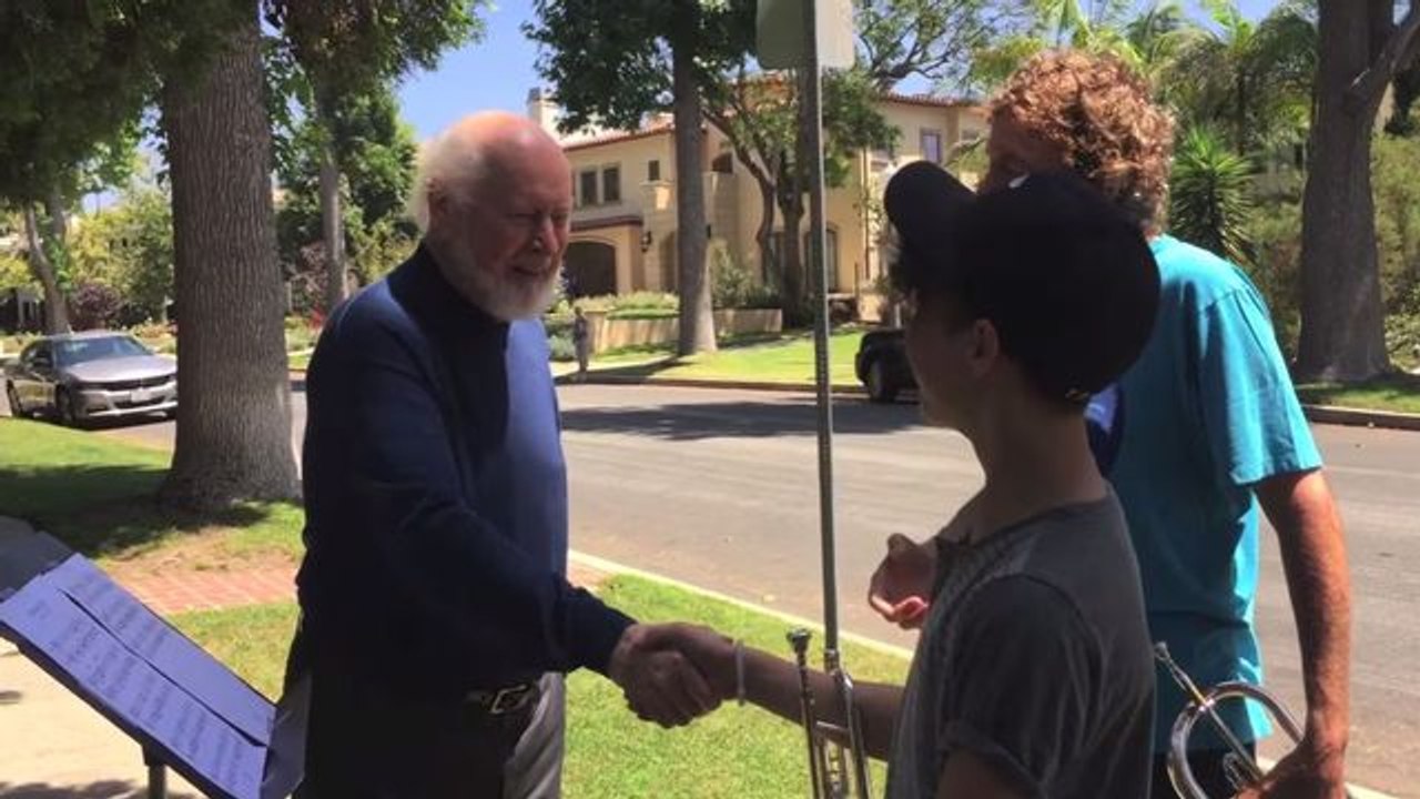 Ils jouent le thème de Star Wars devant la maison de John Williams