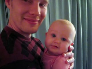 Un adorable bébé de 4 mois embrasse son papa !