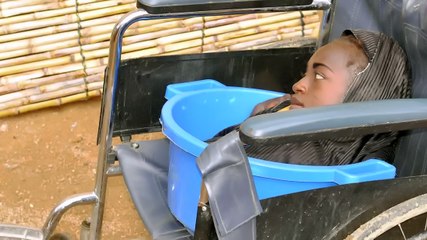 Une femme qui vit dans une bassine