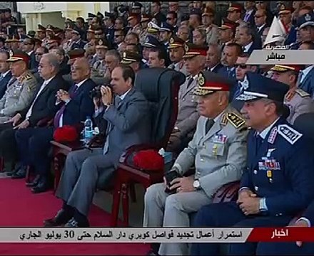 السيسى يشاهد عرضا لتعامل الطائرات مع البؤر الإرهابية بحفل خريجى الكلية الجوية