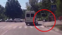 En Ukraine un homme accroché à un bus sur plusieurs mètres se prend pour Terminator