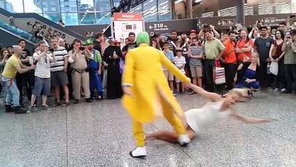 Deux cosplayers reproduisent à la perfection la chorégraphie du film « The Mask » !  (2)