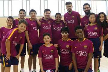 Messi, Piqué y Arda sorprenden a los chicos del proyecto FutbolNet