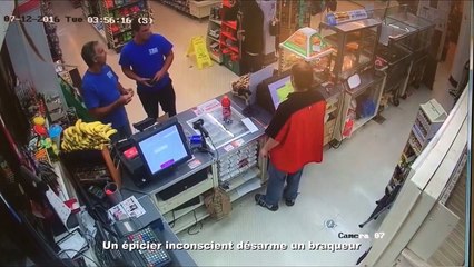 #Viral: Comerciante desarma a ladrón que le apuntaba a la cara