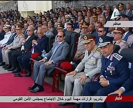 السيسى يشاهد عرضا جوياً بالألعاب النارية فى حفل تخرج الكلية الجوية