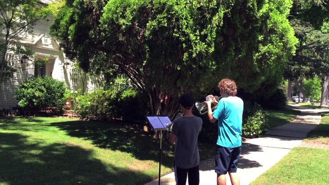 Ils jouent la BO de Star Wars devant la maison de John Williams