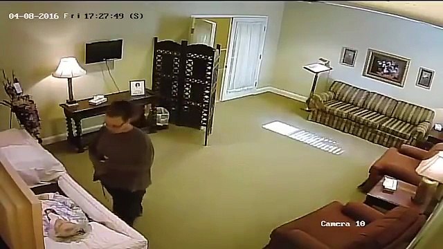 Una donna si avvicina ad una bara aperta e quello che fa è scioccante: