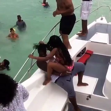 Une fille danse sur un bateau et finit à l'eau