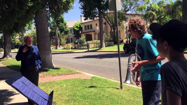 Deux américain jouent la musique de Star Wars devant la maison de John Williams qui sort les rencontrer - Regardez