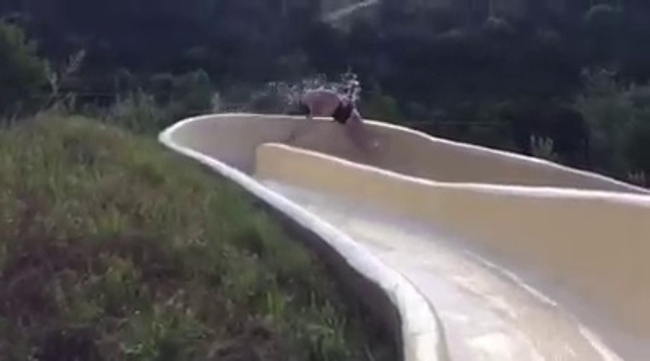 Il frôle la mort en étant éjecté d'un toboggan aquatique