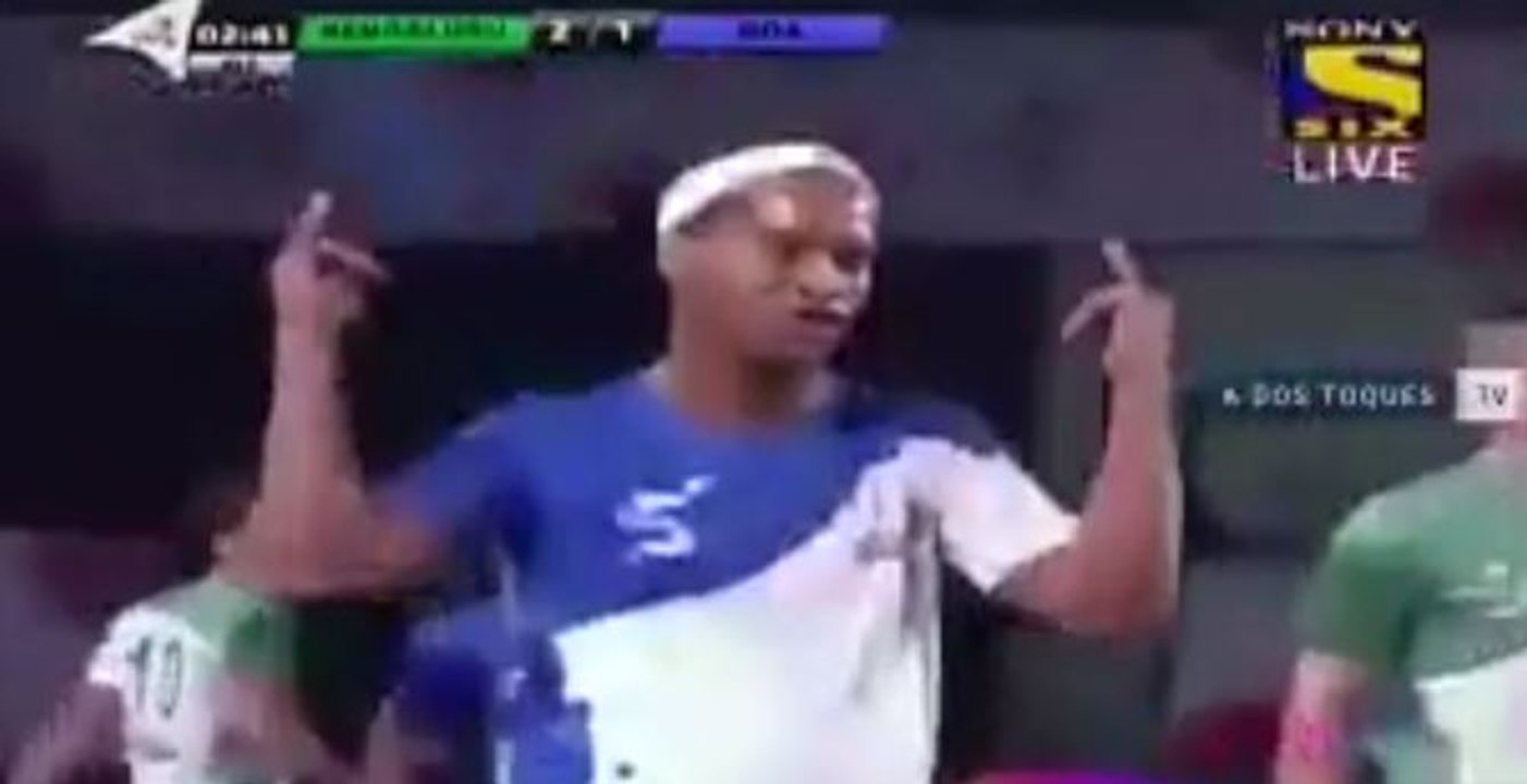 Ronaldinho humilie la défense adverse pour son premier match de futsal (vidéo)