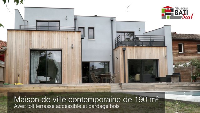 Maison de ville en toit terrasse et bardage bois réalisée par Maisons BATI SUD