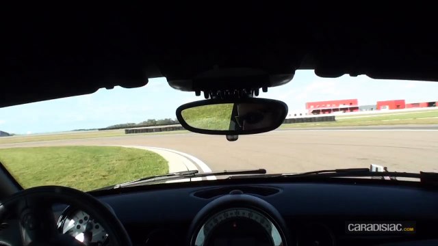 Suivez un tour chrono du circuit de la Ferté Gaucher à bord de la Mini coupé avec Soheil Ayari