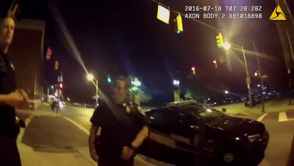 Il joue à Pokémon Go et percrute une voiture de Police