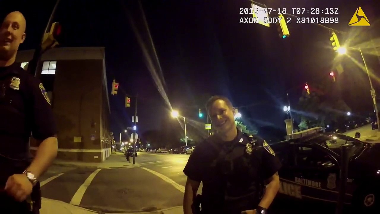 Il rentre dans une voiture de police alors qu'il joue à Pokémon Go et conduit en même temps