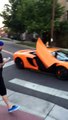 Un skateur éclate le pare-brise d une McLaren et s'enfuit en courant