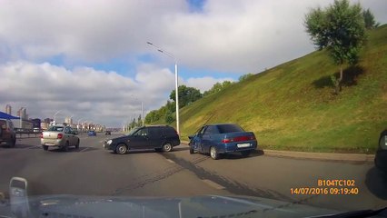 Download Video: Une voiture sortie de nulle part provoque un accident en pleine autoroute en russie