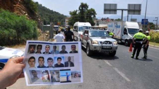 Marmaris'te Vatandaşlara Darbeci Askerlerin Fotoğrafları Gösteriliyor
