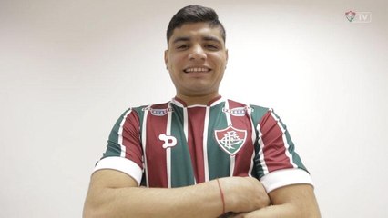 Télécharger la video: Meia argentino Aquino se apresenta para os torcedores do Fluminense