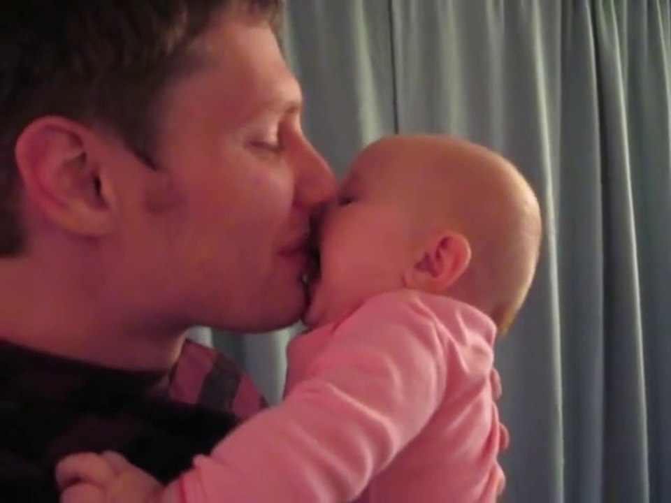 Un bébé goulu ait des bisous à papa! Adorable