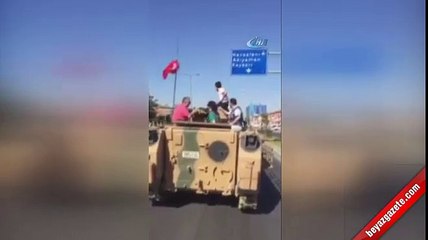 Vatandaşlar Ele Geçirdikleri Tankla Şehir Turu Attı